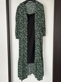 ユニクロ緑色花柄七分袖ロングワンピース中の黒ドレス付き