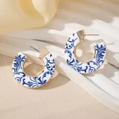 花柄ホースシェイプピアス　カジュアル　エレガント　個性的　アート　陶器風　ブルー