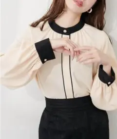【美品】natural couture バイカラーデザイン釦ブラウス ベージュMのサムネイル