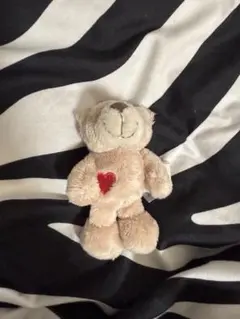ハート付き小型ベージュぬいぐるみ