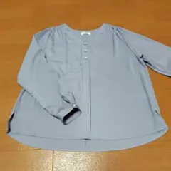 新品Té chichi パールボタンVネックブラウスのサムネイル