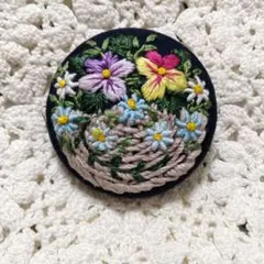 81.刺繍ブローチ　ハンドメイド