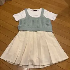 水色ニットベストとプリーツスカートのサムネイル
