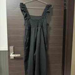 黒いフリル付きオーバーオール