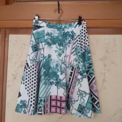 花とリボン柄のスカート