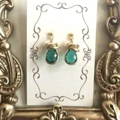 5844　ピアス　ゴールド　ハンドメイド　イヤリング交換無料　グリーン緑ドロップ