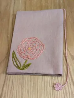 ハンドメイド刺繍のブックカバー