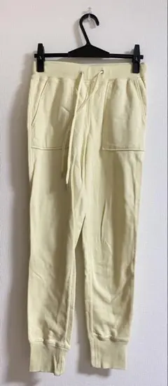 淡い黄色 ジョガーパンツ スウェット