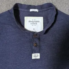 Abercrombie & Fitch Tシャツ ネイビー Sメンズ、レディースのサムネイル