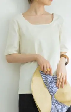 スクエアネック Tシャツ