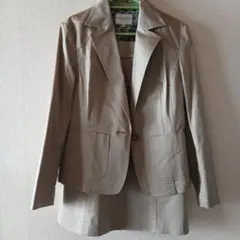 マリ・クレール　カーキベージュ スカートスーツ 2ピース