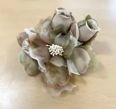 高級 花モチーフ　ブローチ