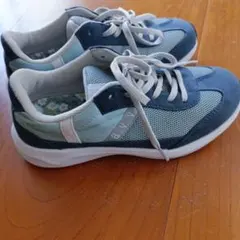 a.v.vスニーカー23