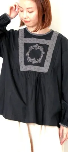 新品サマンサモスモス胸元モチーフ刺繍レースブラウス　黒