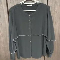 フリル付き　ブラック長袖シャツ