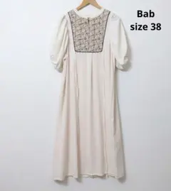 Bab バブ　フロント刺繍ワンピース