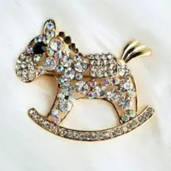 新品　ブローチ　木馬　モチーフ　フォーマル　カジュアル　卒業式　入学式　イベント