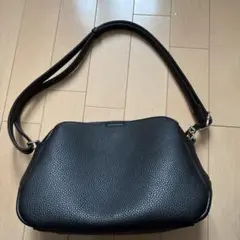 黒いショルダーバッグ