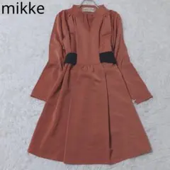 ミッケ　ワンピース　Vネック　スタンドカラー　オレンジ　差し色　大人可愛い 配色