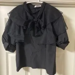 ブラック　フリルリボン付きブラウス