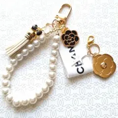 CHANEL　ホリデーチャーム　カメリア　と　パールストラップ