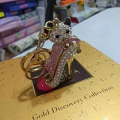 猫が入っているハイヒールチャーム
