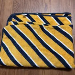 オレンジと青と白のストライプのブランケット
