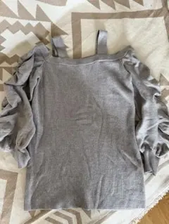 Rady グレー オフショルダー フリル袖 ニット