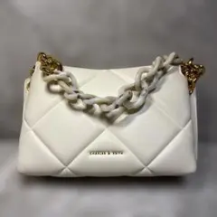 【CHARLES & KEITH】ホワイトキルティングショルダーバッグ