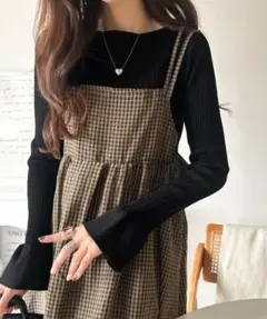 シンプルに差をつける、袖口フレアの美ライン。ランダムリブボートネックニット