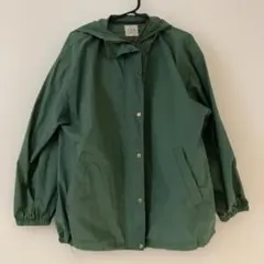 フード付き緑色マウンテンパーカー