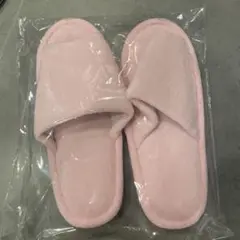 ピンクのオープントゥスリッパ