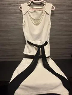 ホワイト ペプラムスタイルドレス ネックレス付き