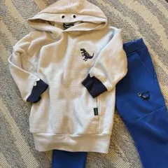 恐竜刺繍付きパーカーとパンツセット