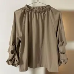 ベージュ バルーンスリーブ シャツ