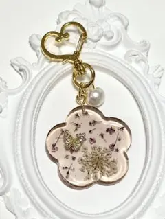 ①レースフラワー　蝶々　キーホルダー　ハンドメイド　レジン製