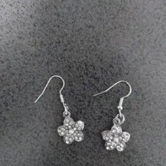 花形ストーン付きピアス