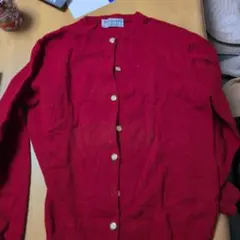 BURBERRY赤いカーディガン 金属ボタン付き