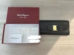 サルヴァトーレ・フェラガモ ヴァラ・リボン スタッズ装飾 フラップ長
