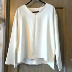 GU　Vネックトップス　Lサイズ　白のサムネイル