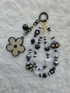 ハンドメイド 黒猫と花のストラップ