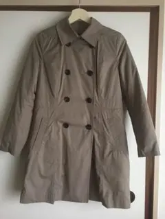 暖かいダウンのトレンチコート