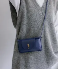 美品　イアパピヨネ　牛革　チャーム付き横長モバイルウォレット　青