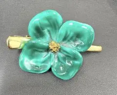 緑色の花型ブローチ