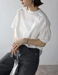 ボンジュールサガン　袖プリーツTシャツ　オフホワイトのサムネイル