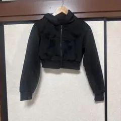 ブラック フード付き クロップドパーカー