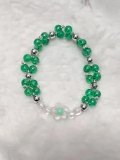 緑色の花モチーフビーズブレスレット