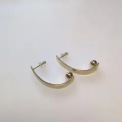 ゴールドカラー カーブデザイン ピアス