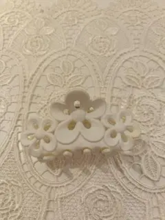 ホワイト花デザインヘアクリップ