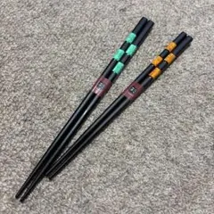 新品　木曽路奈良井宿　オシャレ　木製の黒い箸 緑とオレンジの装飾付き　2膳セット